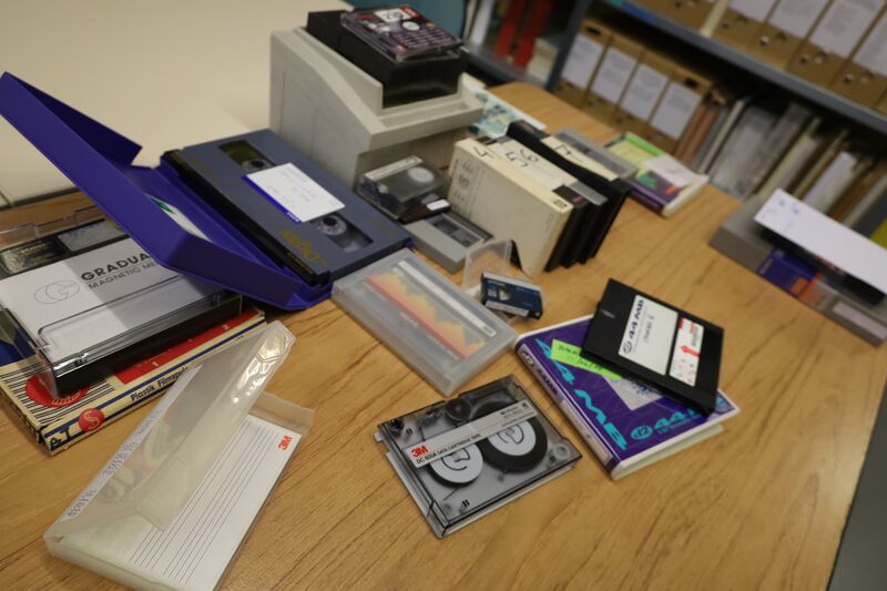 Bestand:Digitale dragers AMVB collectie.jpg